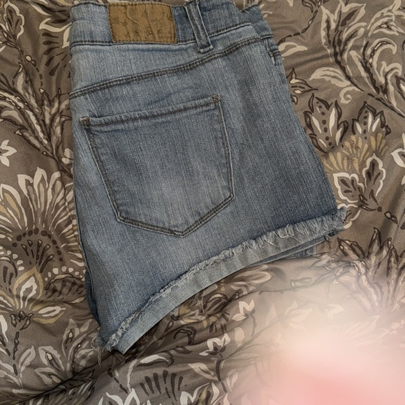 EUC Celebrity Pink Jean shorts - Picture 2 of 3